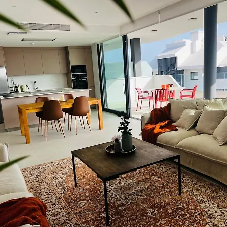 Brand New Xl Terrace 2 Bedrooms 2 Bathrooms Pool Parking 푸엔히롤라